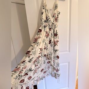 Cute, flowy, flattering. Size M. Off white with floral detail in pink and maroon